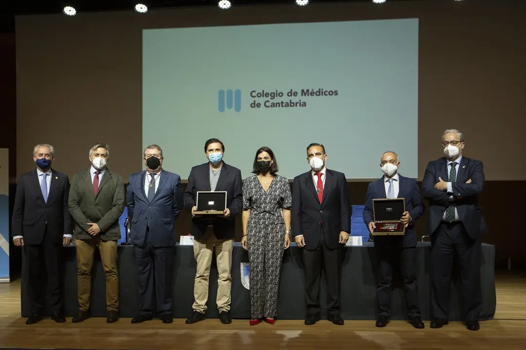 Entrega de reconocimientos por parte del Colegio de M&eacute;dicos de Cantabria