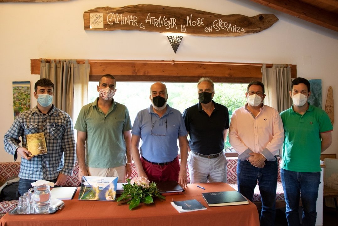 El gerente de la Fundación Camino Lebaniego, Manuel Bahíllo (segundo por la izda) se reúne con representantes de las asociaciones de amigos de los caminos de Santiago por Cantabria y de los albergues de peregrinos