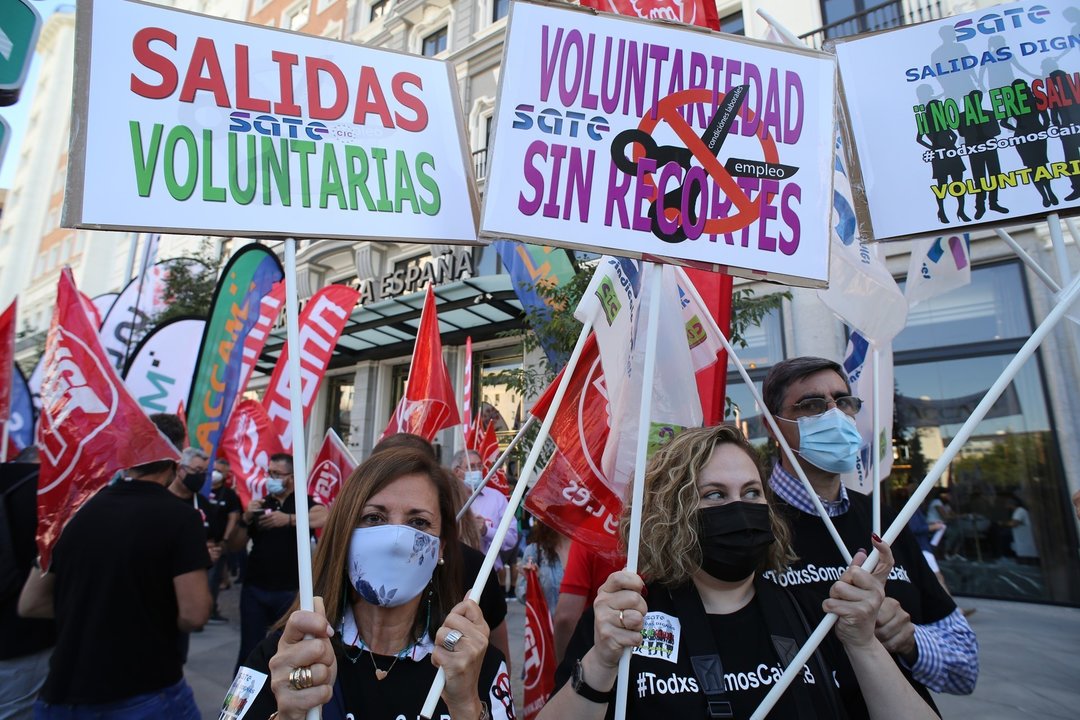 Varios trabajadores de CaixaBank con pancartas durante el paro parcial convocado para protestar por el ERE de la entidad financiera, a 7 de junio de 2021, en Madrid, (España). 