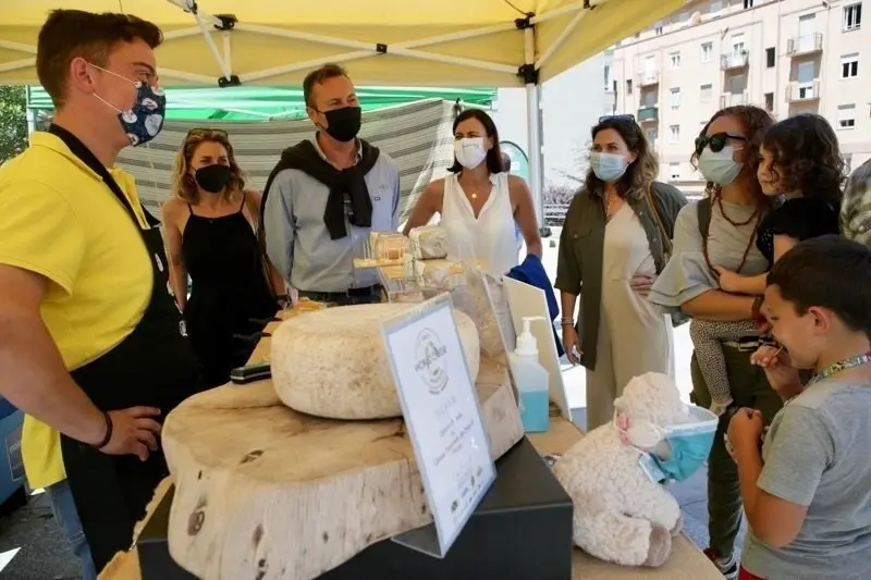 El consejero de Desarrollo Rural, Ganader&iacute;a, Pesca, Alimentaci&oacute;n y Medio Ambiente, Guillermo Blanco; la alcaldesa de Santander, Gema Igual,  y otras autoridades en el I Mercado de Productos C&aacute;ntabros de Tetu&aacute;n