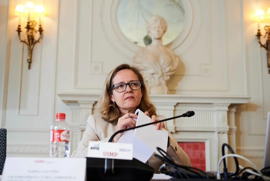 La vicepresienta segunda y ministra de Asuntos Econ&oacute;micos, Nadia Calvi&ntilde;o, en la UIMP