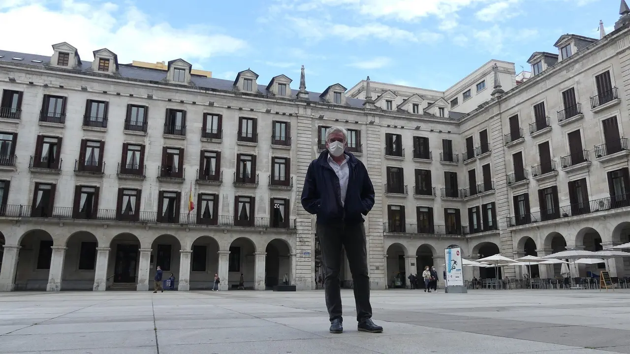 El portavoz regionalista en el Ayuntamiento de Santander,  Jos&eacute; Mar&iacute;a Fuentes-Pila, en la Plaza Porticada