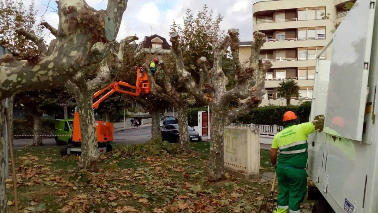 Archivo - Operarios en Castro Urdiales. Archivo