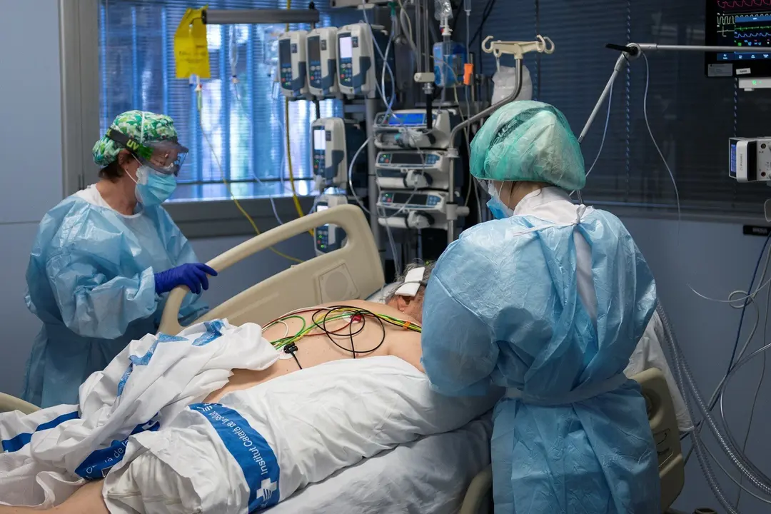 Archivo - Personal sanitario atendiendo a un paciente ingresado en la Unidad de Cuidados Intensivos (UCI) para enfermos de coronavirus del Hospital Universitario Dr. Josep Trueta de Girona, Catalunya (Espa&ntilde;a), a 21 de diciembre de 2020. Catalu&ntilde;a ha amanec
