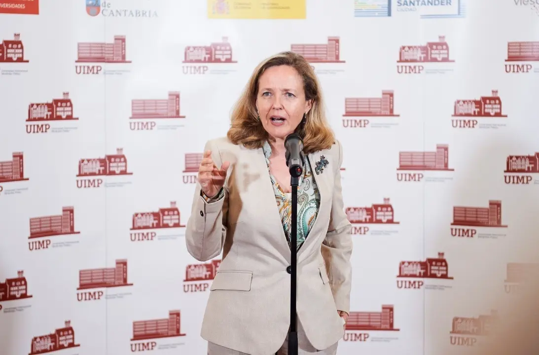 La vicepresidenta segunda y ministra de Asuntos Econ&oacute;micos, Nadia Calvi&ntilde;o, en la UIMP