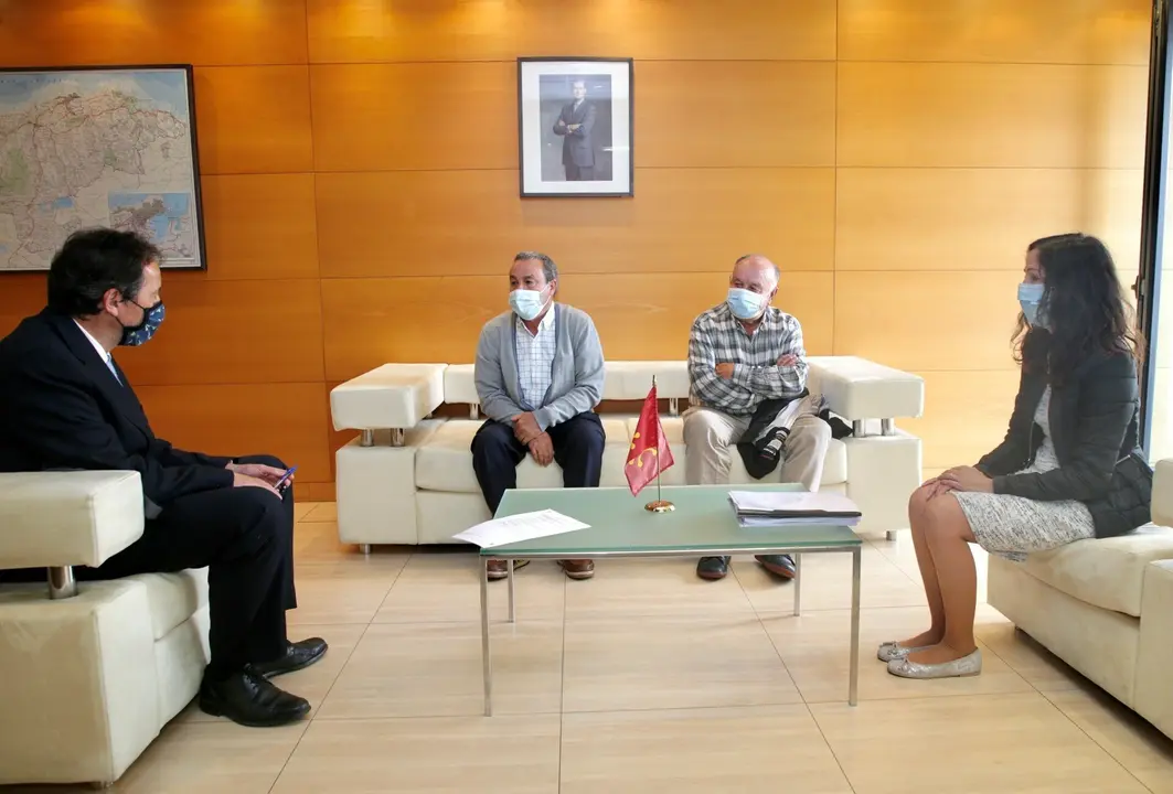 Reuni&oacute;n del consejro de Obras P&uacute;blicas, Jos&eacute; Luis Gochicoa, con Asociaci&oacute;n La Pozona de Miengo