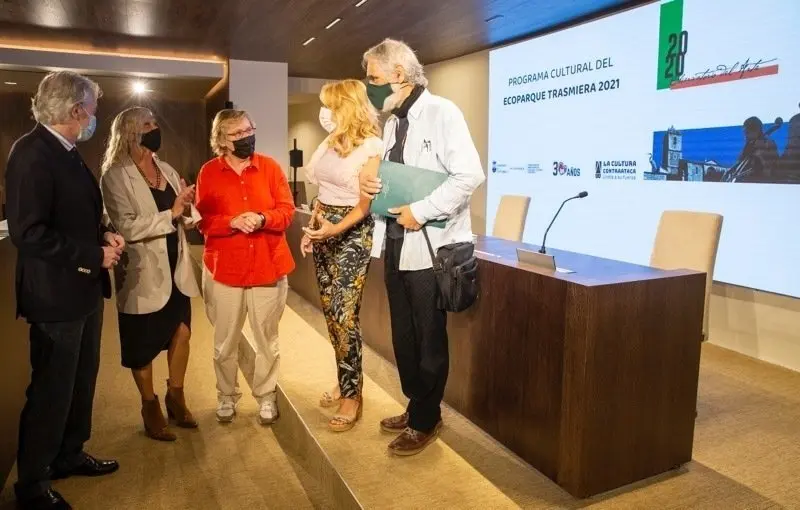Asistentes a la presentaci&oacute;n de la programaci&oacute;n cultural 2021 del Ecoparque de Trasmiera. (Foto: Lara Revilla)