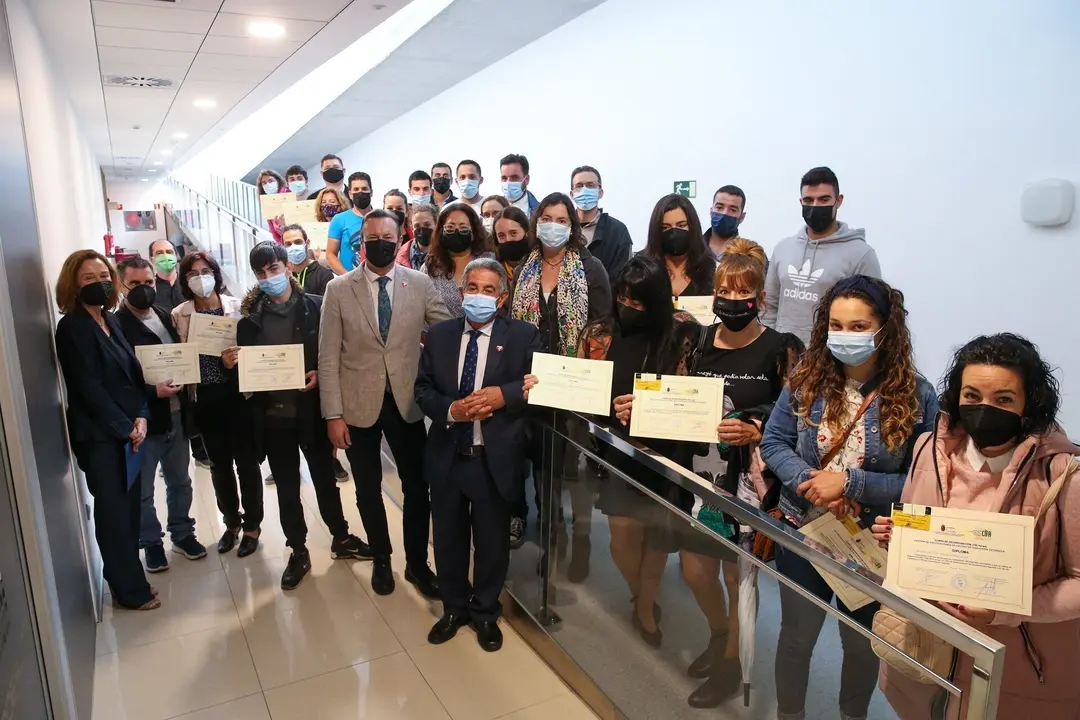 El presidente de Cantabria, Miguel &Aacute;ngel Revilla, y el consejero de Desarrollo Rural, Ganader&iacute;a, Pesca, Alimentaci&oacute;n y Medio Ambiente, Guillermo Blanco, en la entrega de diplomas de los cursos del CIFA