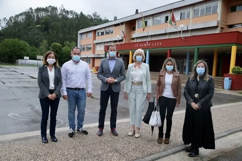 La consejera junto a las autoridades y el equipo directivo del CEIP Ram&oacute;n Lanza