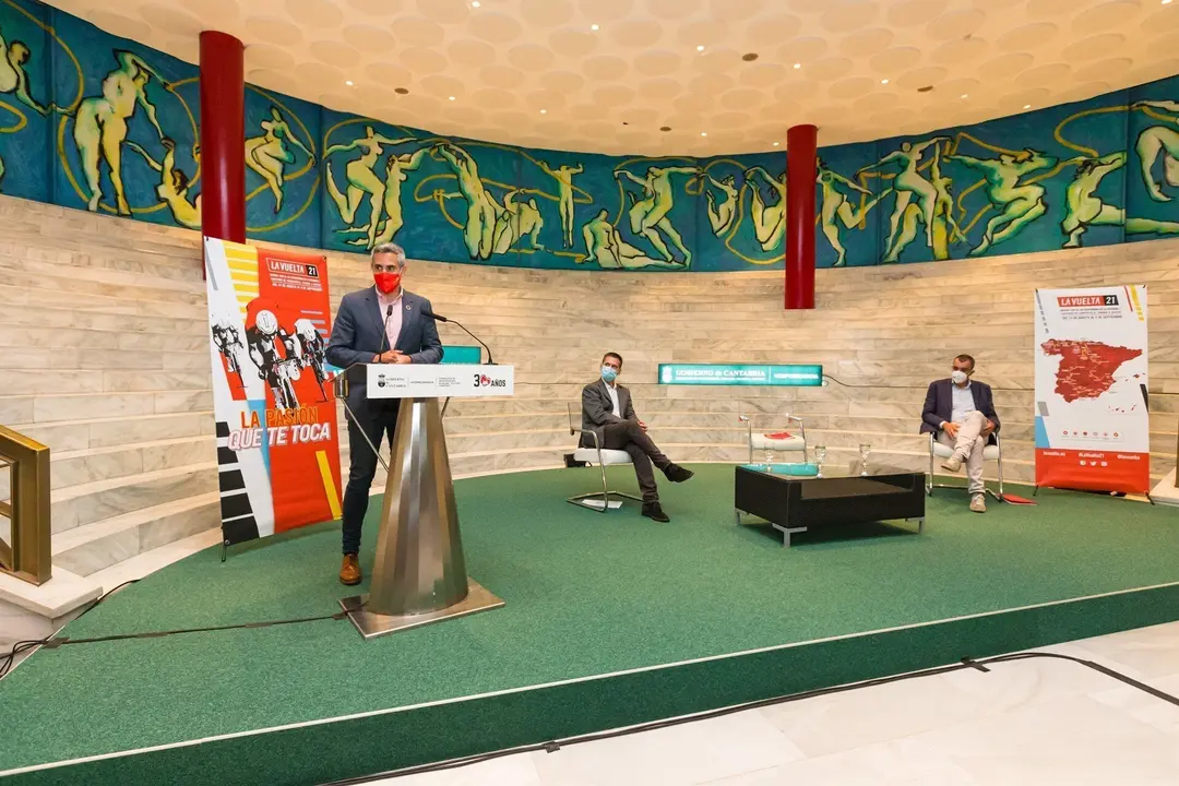 El vicepresidente y consejero de Deporte, Pablo Zuloaga, presenta, junto al director general de la Vuelta 2021, Javier Guill&eacute;n, las etapas de la Vuelta Ciclista a Espa&ntilde;a por Cantabria.
