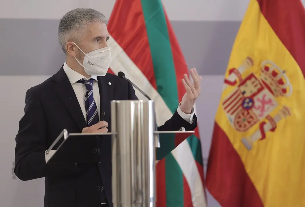 El ministro de Interior, Fernando Grande-Marlaska, en la rueda de prensa tras la reuni&oacute;n de la Junta de Seguridad del Pa&iacute;s Vasco celebrada el 18 de junio