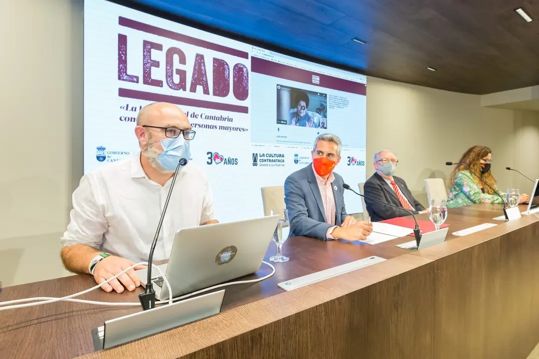 El vicepresidente y consejero de Universidades, Igualdad, Cultura y Deporte, Pablo Zuloaga, presenta el proyecto &lsquo;Legado&rsquo;.