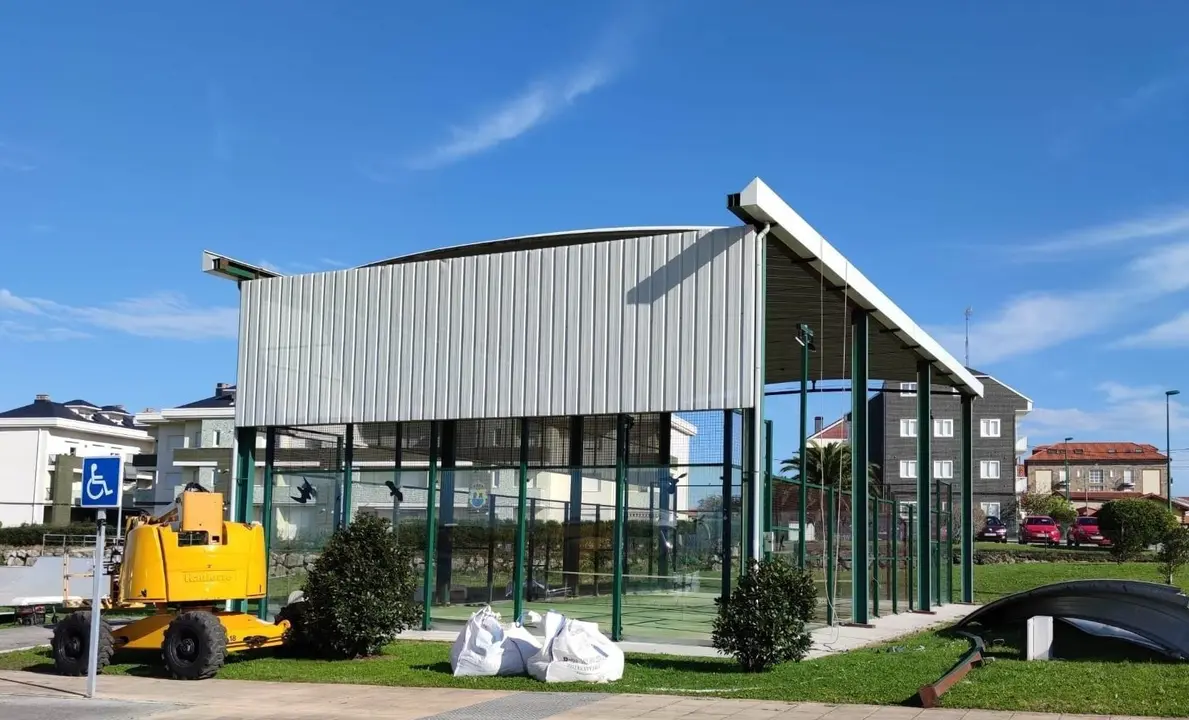 Archivo - Pista padel en Suances.- Archivo