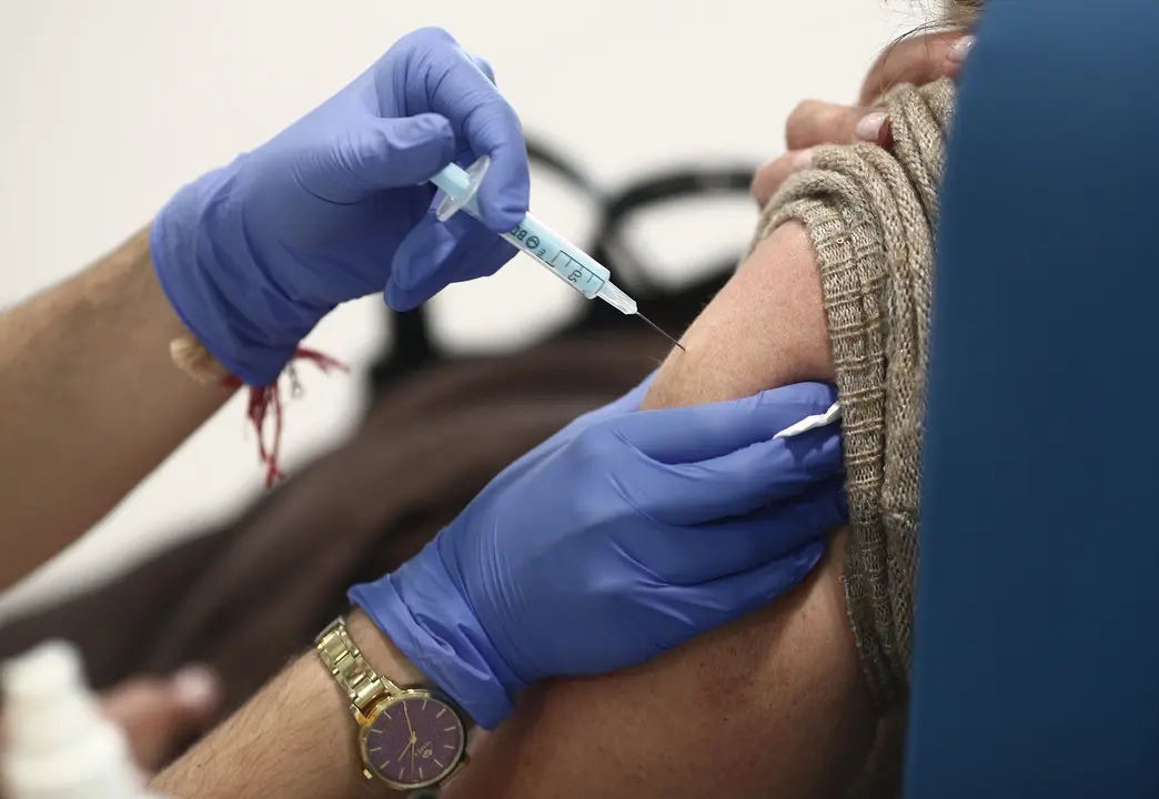 Archivo - Una mujer es vacunada con la vacuna de AstraZeneca contra el Covid-19 en el Hospital de Emergencias Enfermera Isabel Zendal, a 8 de abril de 2021, en Madrid (Espa&ntilde;a). 