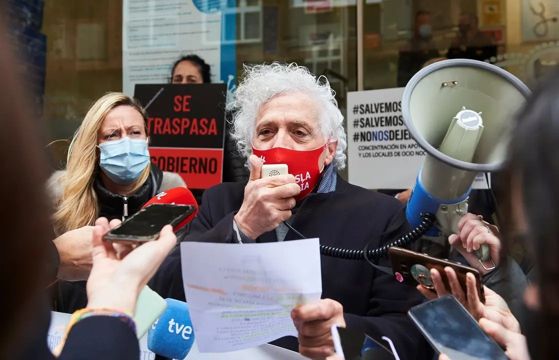 Archivo - El presidente de la Asociaci&oacute;n Empresarial de Hosteler&iacute;a de Cantabria (AEHC), &Aacute;ngel Cuevas, en un acto de protesta.