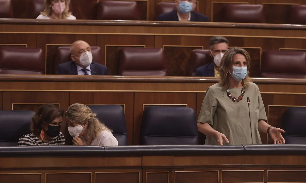 La vicepresidenta primera y ministra de la Presidencia, Relaciones con las Cortes y Memoria Democr&aacute;tica, Carmen Calvo (i) conversa con la vicepresidenta tercera del Gobierno y ministra de Trabajo y Econom&iacute;a Social, Yolanda D&iacute;az, durante la intervenci&oacute;n de