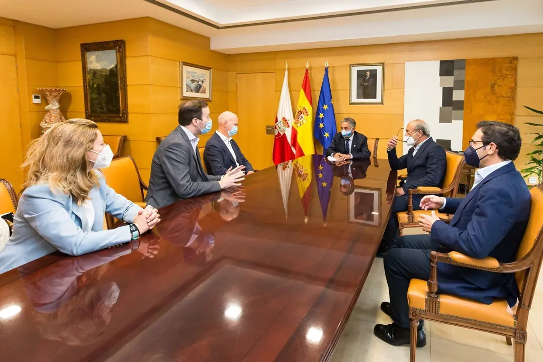 El presidente de Cantabria, Miguel &Aacute;ngel Revilla, y el consejero de Industria, Turismo, Innovaci&oacute;n, Transporte y Comercio, Javier L&oacute;pez Marcano, reciben a la empresa Highview Power