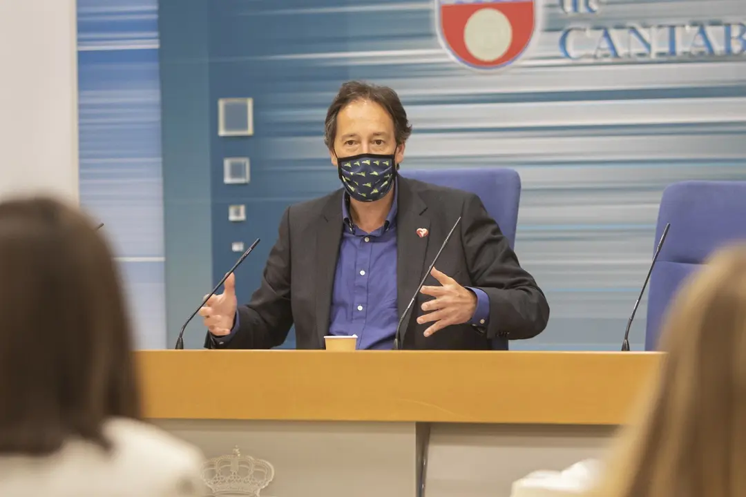 El consejero de Obras P&uacute;blicas, Jos&eacute; Luis Gochicoa, presenta en rueda de prensa el Plan de Inversiones Municipales 2021-2023.