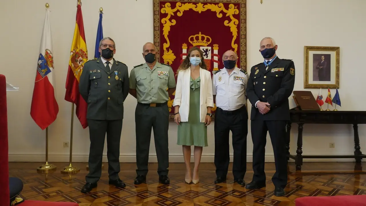 Imposici&oacute;n de condecoraciones a H&eacute;ctor Moreno y Luis del Castillo