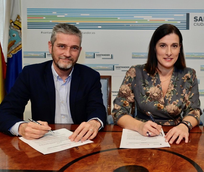 Archivo - La alcaldesa de Santander, Gema Igual (PP), y Javier Ceruti, portavoz de Cs en el Ayuntamiento