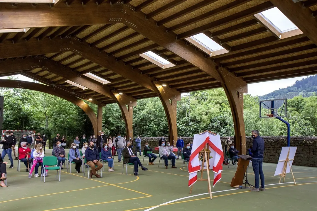 El Vicepresidente Y Consejero De Universidades, Igualdad, Cultura Y Deporte, Pablo Zuloaga, Inaugura La Nueva Cubierta De La Pista Polideportiva.
