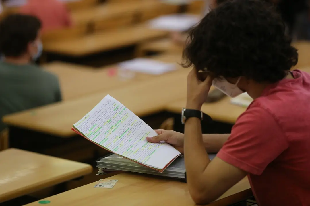 Un estudiante realiza un examen 