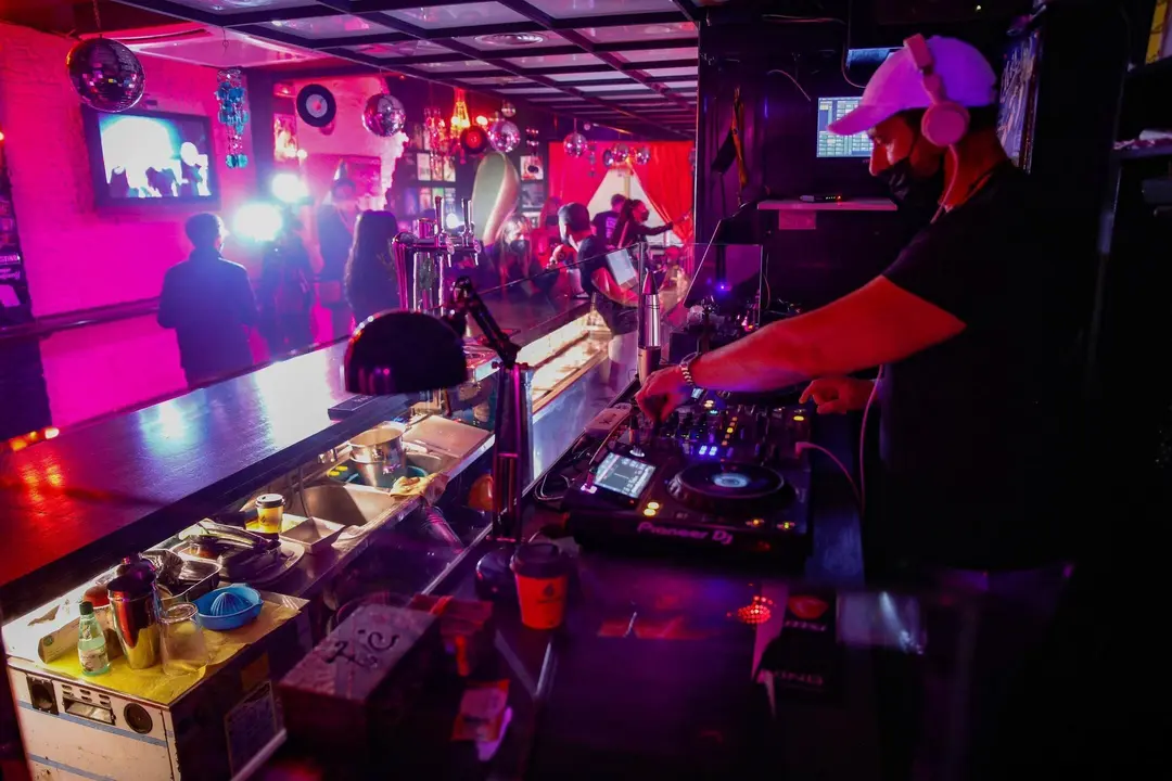 EuropaPress_3725175_algunas_personas_bar_everlastin_love_calle_primer_maig_20_mayo_2021