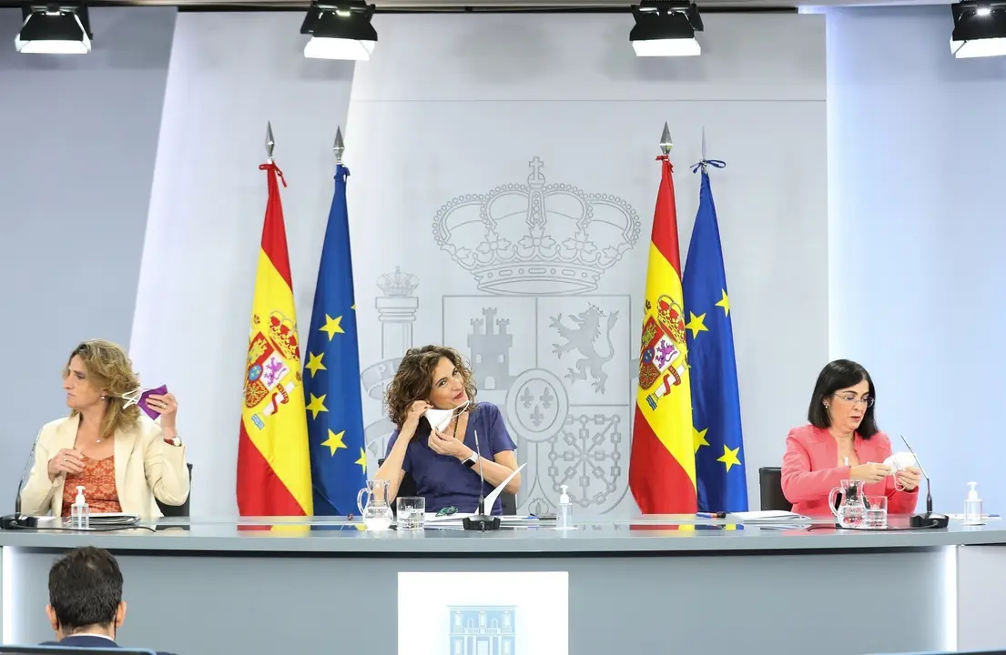 (I-D) La vicepresidenta cuarta del Gobierno y ministra de Transici&oacute;n Ecol&oacute;gica y Reto Demogr&aacute;fico, Teresa Ribera; la ministra portavoz y de Hacienda, Mar&iacute;a Jes&uacute;s Montero y la ministra de Sanidad, Carolina Darias, comparecen en rueda de prensa posterior al