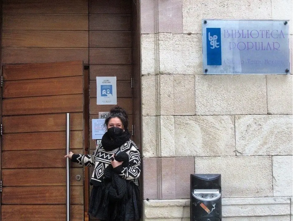 La concejala Esther V&eacute;lez en la biblioteca municipal