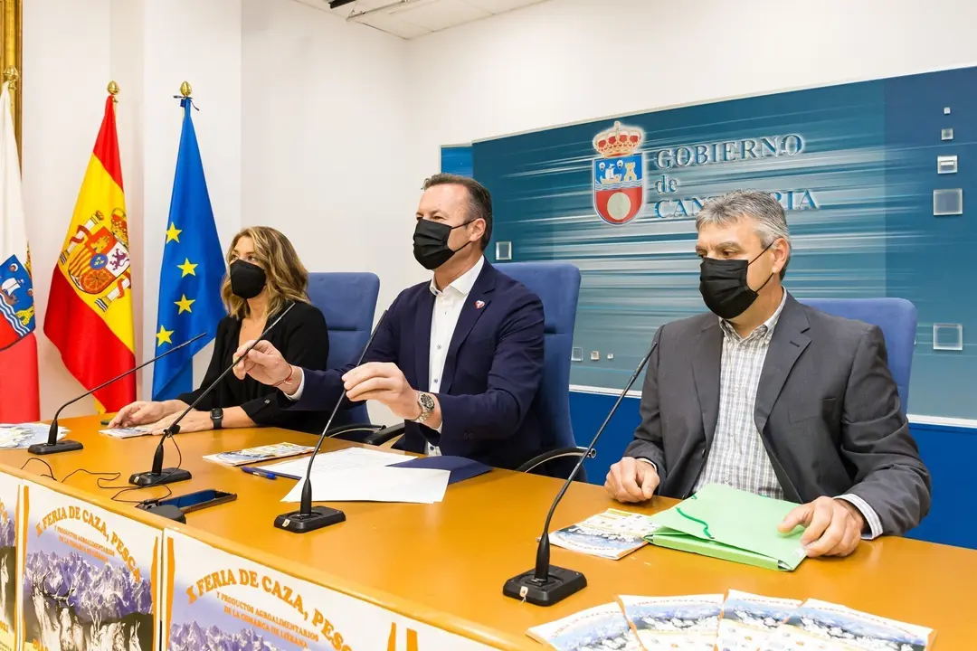 El consejero de Desarrollo Rural, Guillermo Blanco, acompa&ntilde;ado del presidente de la Sociedad de Caza y Pesca &lsquo;Picos de Europa&rsquo; de Li&eacute;bana, Santos G&oacute;mez, presenta la X Feria de Caza, Pesca y Productos Agroalimentarios de la Comarca de Li&eacute;bana.