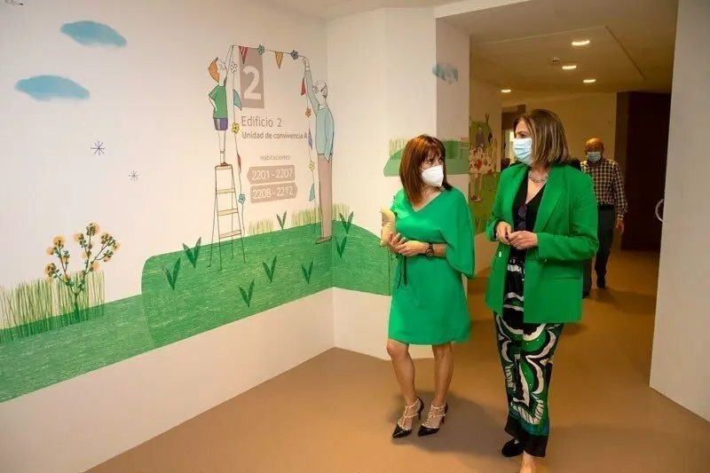 La consejera Ana Bel&eacute;n &Aacute;lvaez en su visita a la residencia San C&aacute;ndido