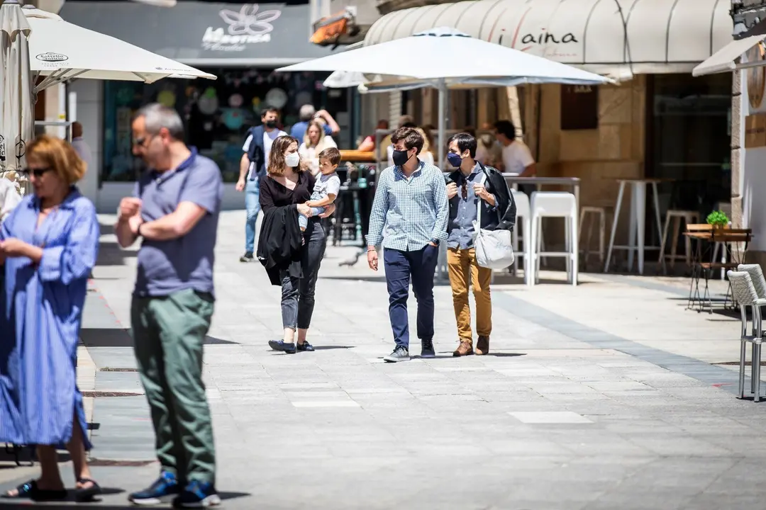 Varias personas en el paseo mar&iacute;timo de la playa de Sanxenxo, a 4 de junio de 2021, en Sanxenxo, Pontevedra, Galicia, (Espa&ntilde;a). El aumento de las temperaturas y la progresiva mejora de la situaci&oacute;n epidemiol&oacute;gica ha colaborado en que los gallegos comience