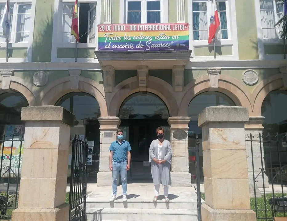 Los concejales de Igualdad y Juventud, Raquel Fern&aacute;ndez y Francisco Gasc&oacute;n, bajo la bandera LGTBI en la Casa Consistorial.