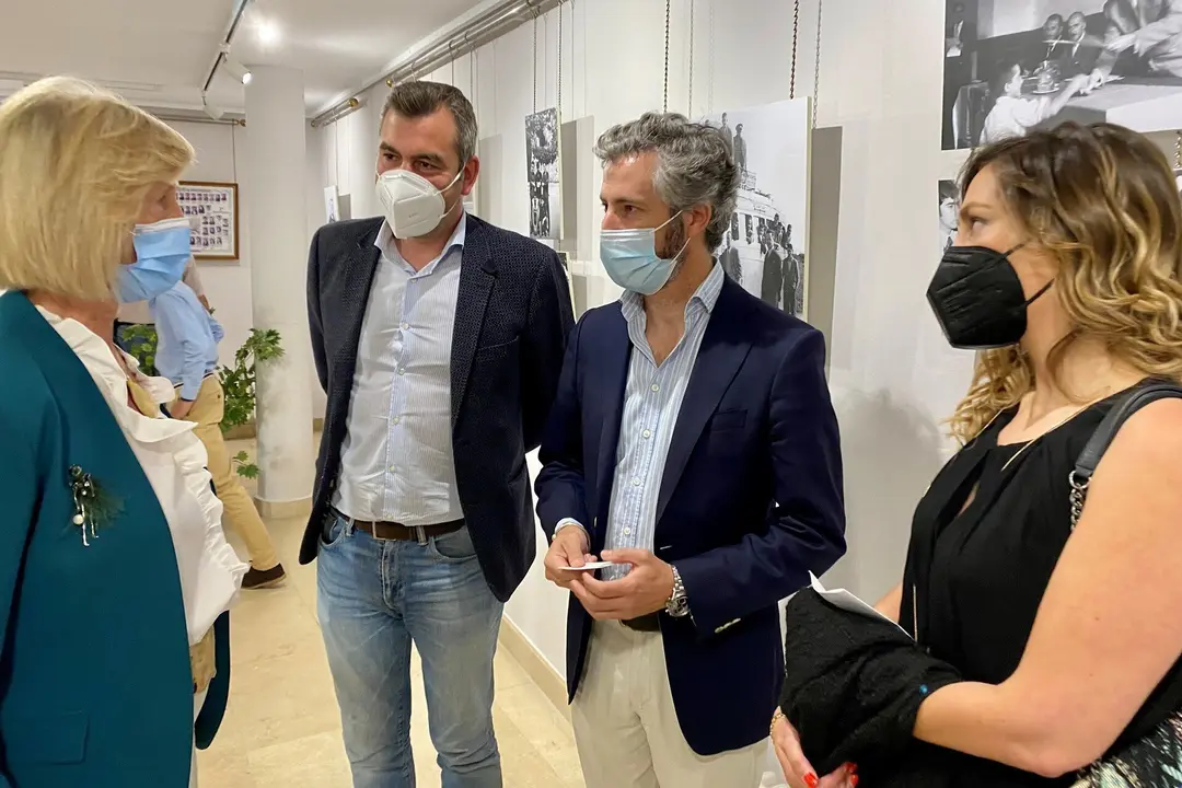 La consejera de Educaci&oacute;nl, Marina Lomb&oacute;, asiste a la inauguraci&oacute;n de la exposici&oacute;n fotogr&aacute;fica con motivo del 150 aniversario del IES Manzanedo de Santo&ntilde;a.