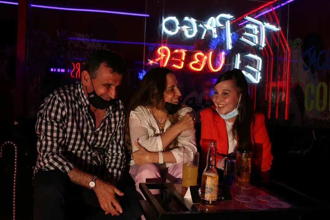 Un grupo de personas disfrutan de la sesi&oacute;n de reapertura del Panda Club, a 21 de junio de 2021, en Madrid (Espa&ntilde;a).