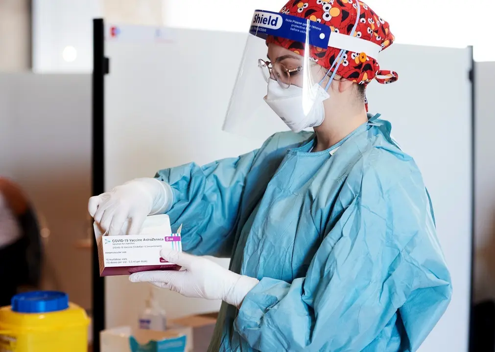 Archivo - Una profesional sanitaria se prepara para vacunar