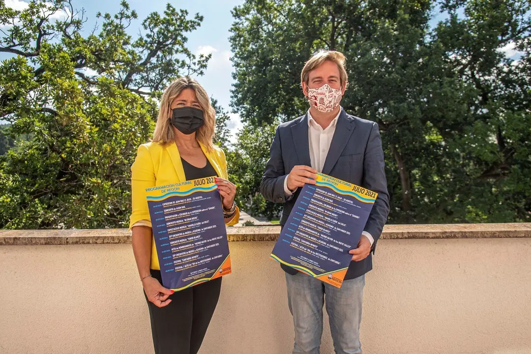 El alcalde y la concejala presentan la programaci&oacute;n cultural de  julio