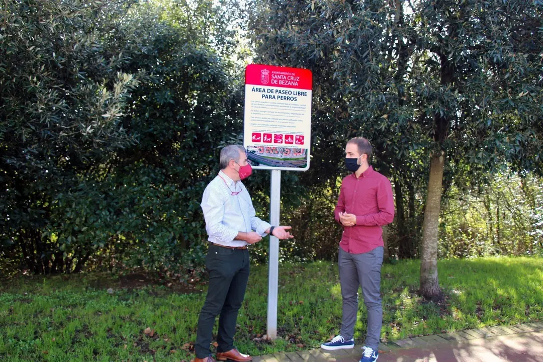 Archivo - Representantes municipales junto al cartel de &aacute;rea de paseo de perros