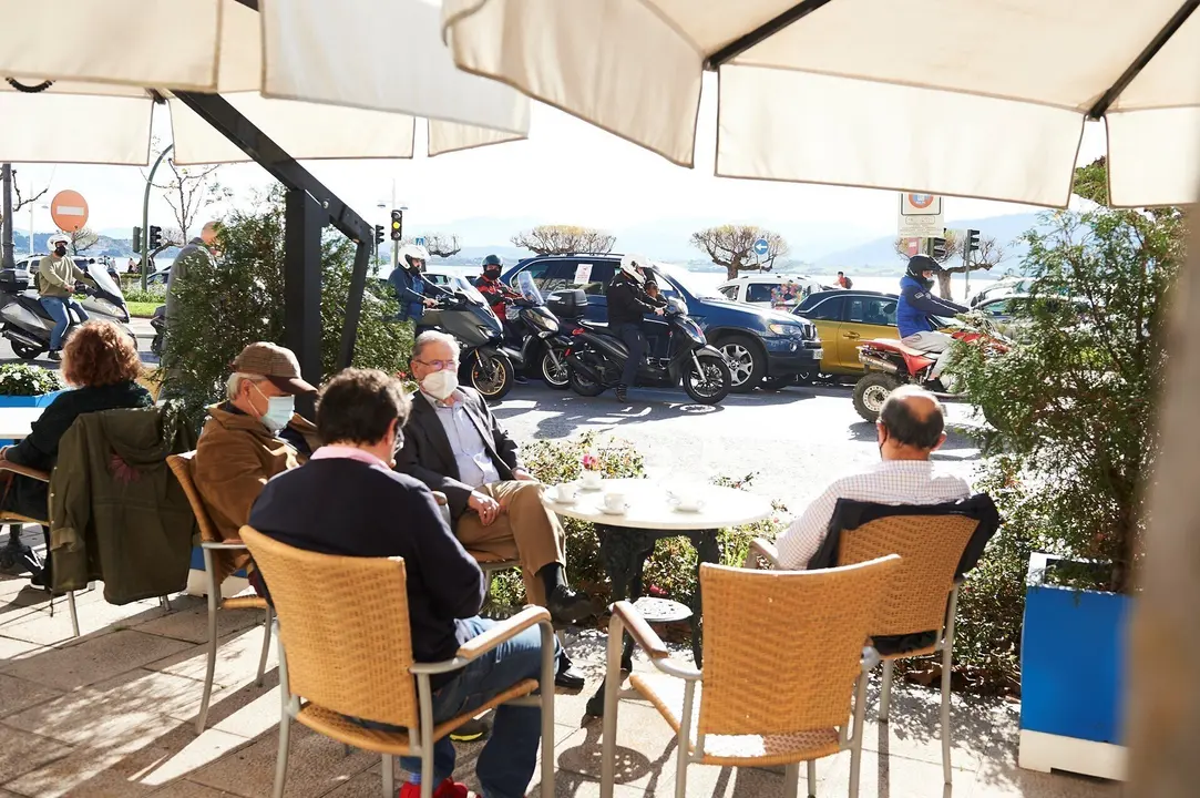 Archivo - Personas sentadas en terrazas.- Archivo