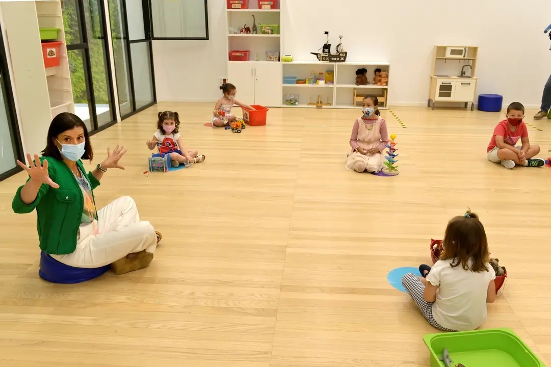 Visita de la alcaldesa de Santander, Gema Igual, a la ludoteca de Tabacalera