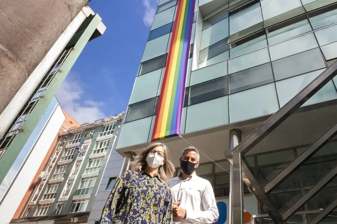 Zuolaga junto a la bandera del Orgullo