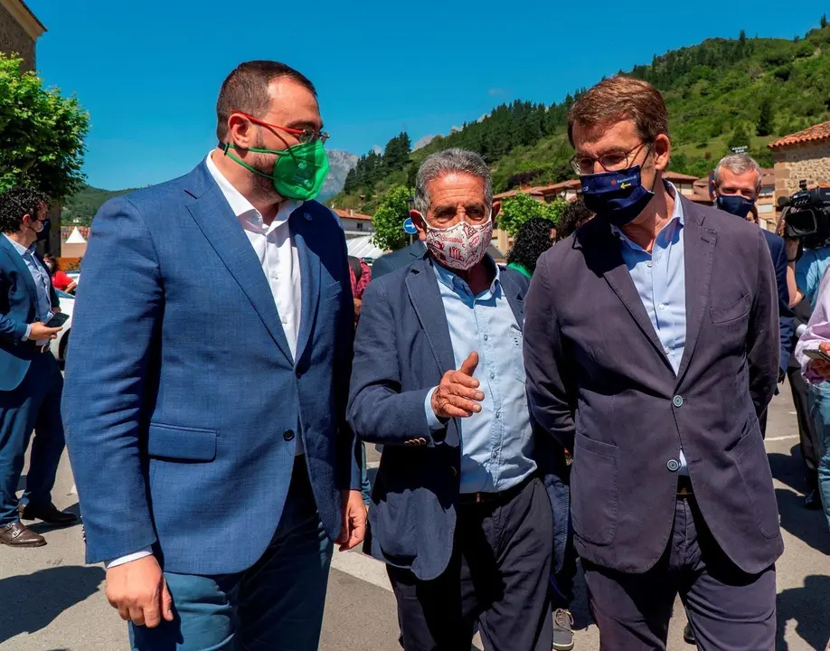 Los presidentes de Cantabria, Miguel &Aacute;ngel Revilla; Asturias, Adri&aacute;n Barb&oacute;n; y Galiica, Alberto N&uacute;&ntilde;ez Feijoo, en Potes.