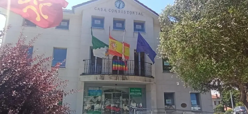 Bandera arco&iacute;ris en el balc&oacute;n del Consistorio.