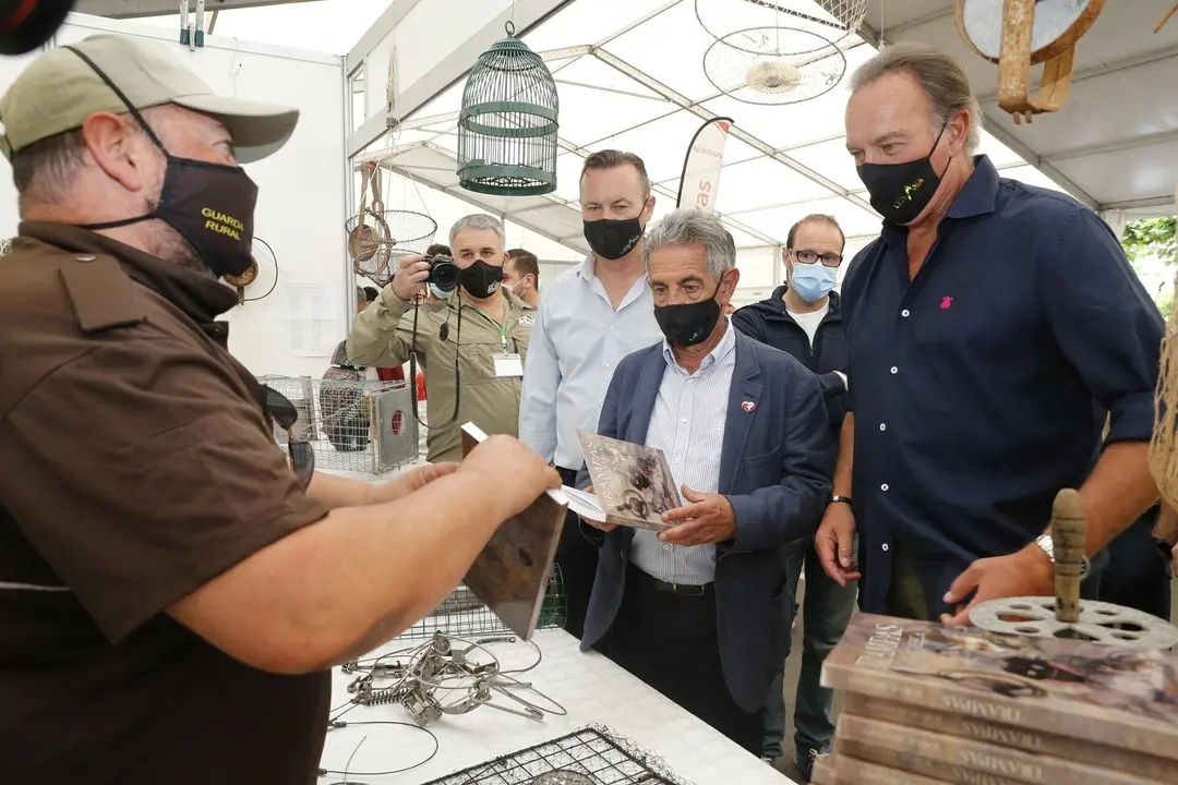 El presidente de Cantabria, Miguel &Aacute;ngel Revilla, y el consejero de Desarrollo Rural, Ganader&iacute;a, Pesca, Alimentaci&oacute;n y Medio Ambiente, Guillermo Blanco, inauguran la X Feria de Caza, Pesca y Productos Agroalimentarios de la comarca de Li&eacute;bana.