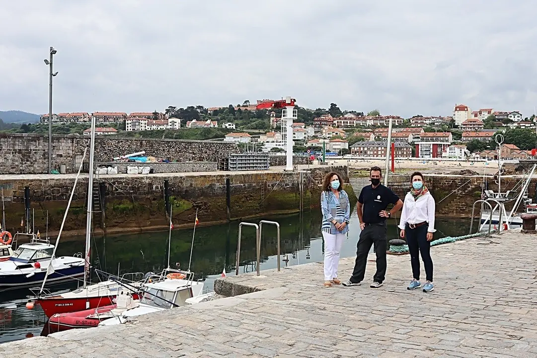 La alcaldesa Mar&iacute;a Teresa Noceda, la concejala de Deporte, Vanesa S&aacute;nchez, y el vicepresidente del club, Guillermo Mart&iacute;enz, al finalizar el concurso en el puerto.