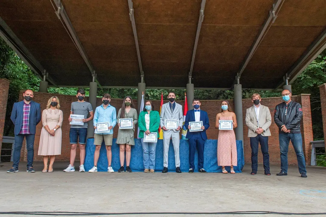 El presidente del AMPA del IES Nueve Valles, la concejala de Educaci&oacute;n, Eva Cobo, alumnos premiados, el alcalde de Reoc&iacute;n, Pablo Diestro, y el ped&aacute;neo de Puente San Miguel, Jos&eacute; Luis Gonz&aacute;lez, en los II Premios al Rendimiento Escolar.