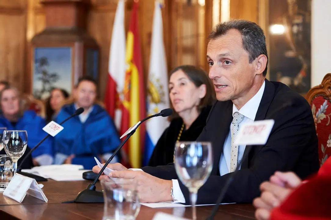 Archivo - La rectora de la UIMP, Mar&iacute;a Luz Mor&aacute;n y el ministro de Ciencia, Innovaci&oacute;n y Universidades, Pedro Duque, en el acto de clausura de los cursos de la Universidad Internacional Men&eacute;ndez Pelayo (UIMP) de 2019.- Archivo.