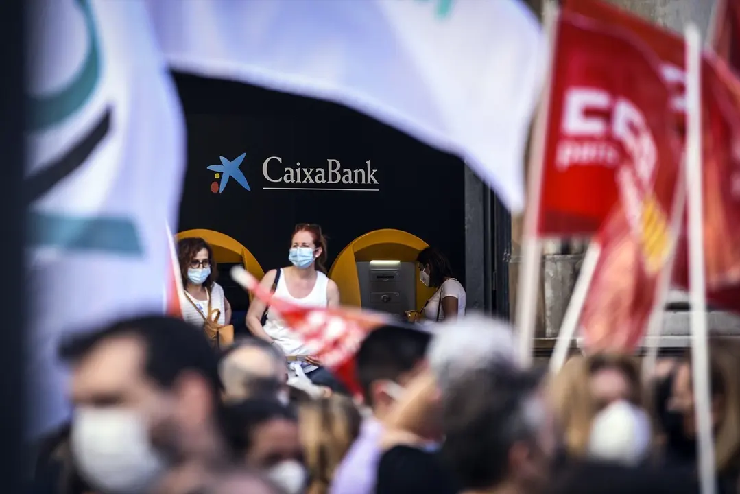 Un grupo de empleados de CaixaBank protesta contra la entidad financiera por el ERE previsto para miles de empleados, a 22 de junio de 2021, en Valencia, Comunidad Valenciana, (Espa&ntilde;a).