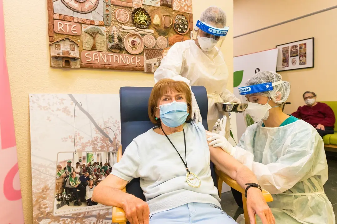 Archivo - Primera vacuna contra el Covid en Cantabria.- Archivo