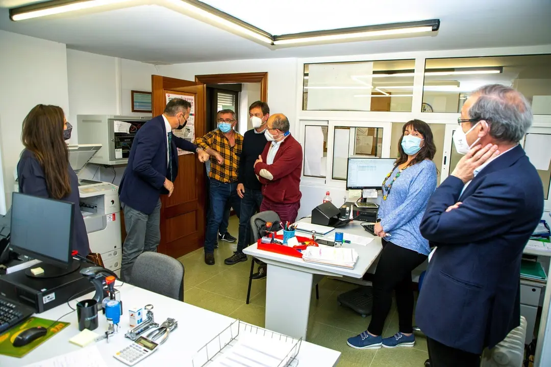 Archivo - El consejero de Desarrollo Rural, Ganader&iacute;a, Pesca, Alimentaci&oacute;n y Medio Ambiente, Guillermo Blanco, visita la Oficina Comarcal Agraria del municipio.